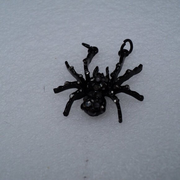Black Spider crystal pendant...Great Halloween Necklace POS157 - Picture 1 of 4